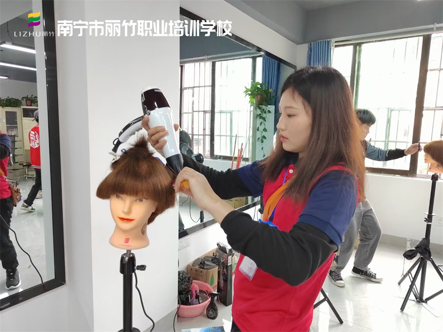 廣西學吹風造型、廣西美發(fā)吹風培訓