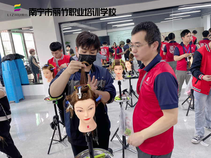 美發(fā)怎么卷杠紙？南寧美發(fā)卷發(fā)學校實訓展示