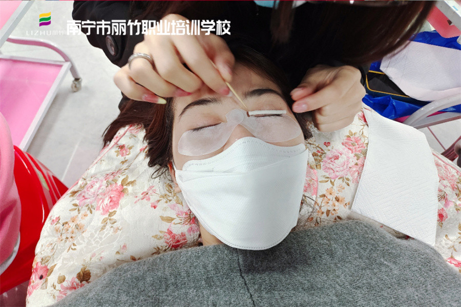 冷燙翹睫術(shù)的好處，南寧美甲美睫學(xué)校分享