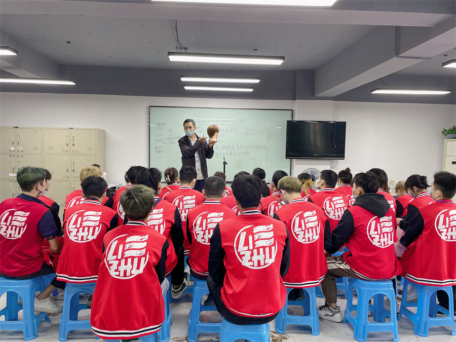 美發(fā)培訓(xùn)要學(xué)哪些內(nèi)容？南寧美發(fā)培訓(xùn)哪家有實力？