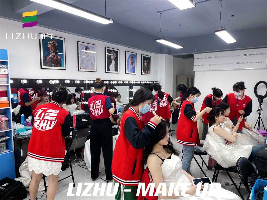 韓式新娘實訓(xùn)課堂，_南寧新娘彩妝造型學(xué)校實操