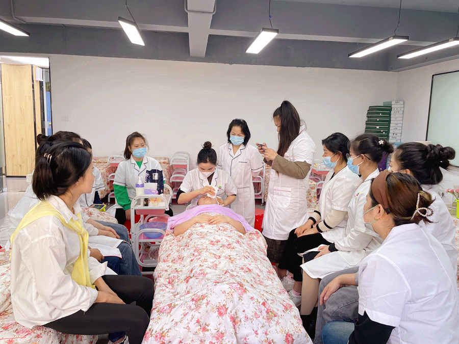 哪些化妝水不能濕敷？南寧美容護(hù)膚學(xué)校課堂筆記