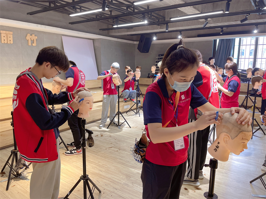 光頭剃頭技巧，廣西美發(fā)剃頭培訓(xùn)班實(shí)訓(xùn)教學(xué)