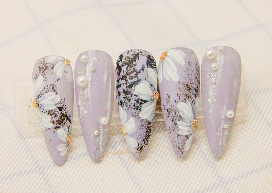 南寧美甲學(xué)校：磨砂美甲，鉑金膠美甲，彩繪小雛菊美甲