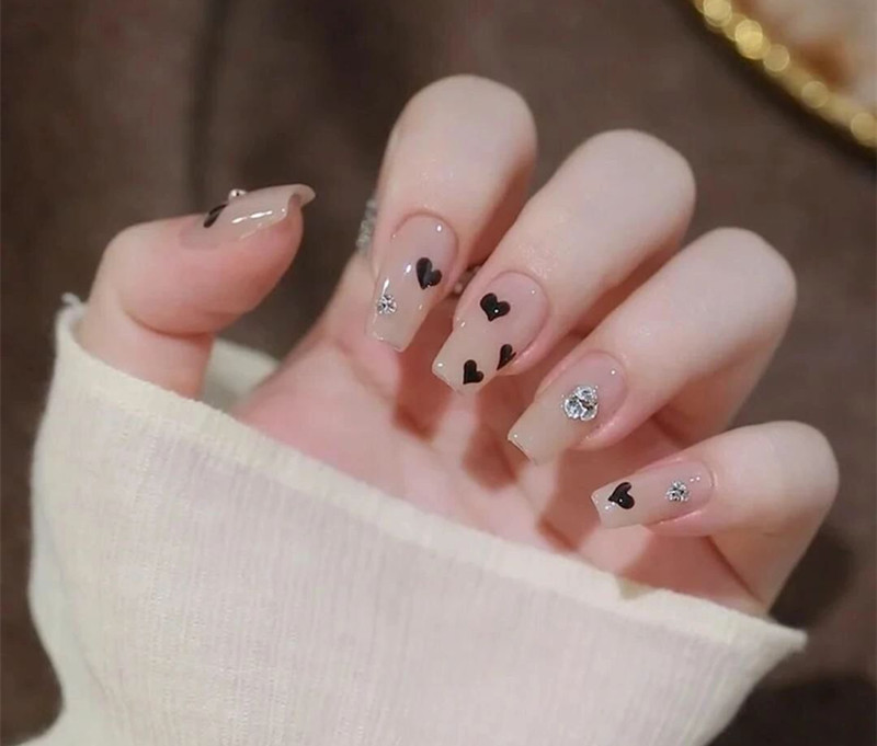 不挑手的黑色美甲，廣西美業(yè)職業(yè)技術(shù)學院推薦
