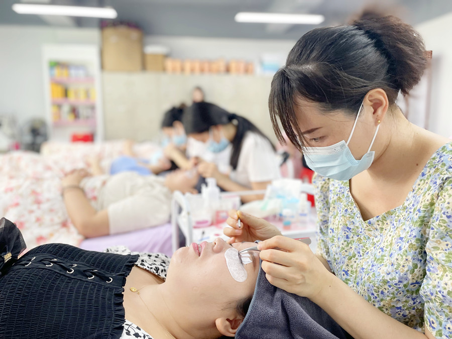 學(xué)費多少？南寧美甲美睫紋繡培訓(xùn)學(xué)校
