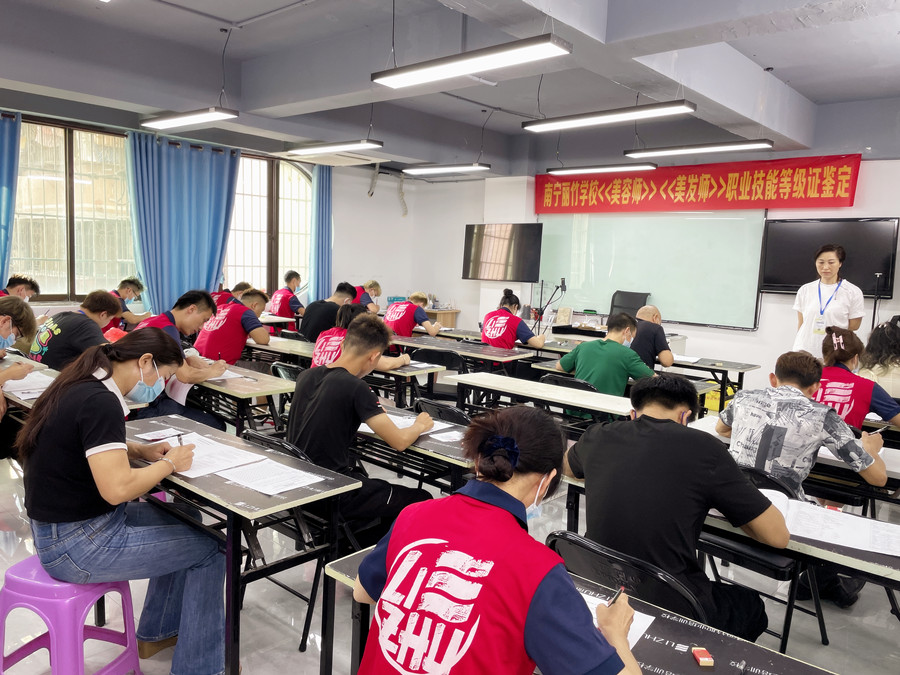 美發(fā)師證考試，麗竹學(xué)校一路高歌