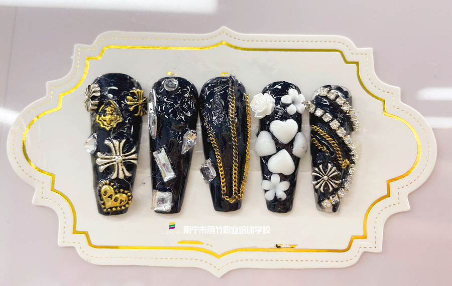 飾品堆鉆美甲，廣西美甲專業(yè)教學學員作品