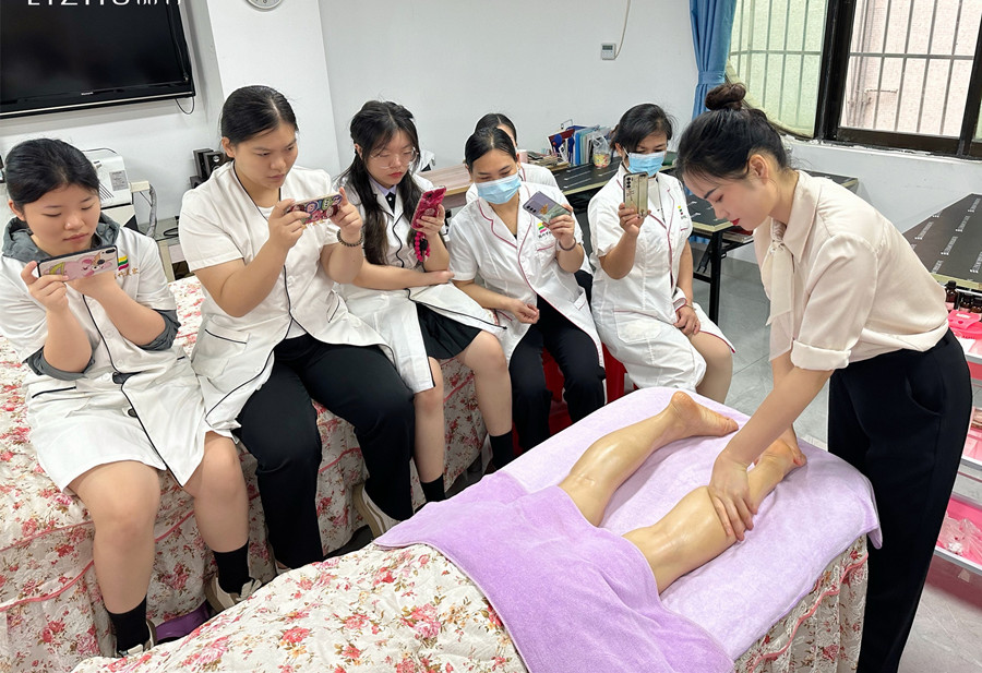 廣西美容美師：如何給腿部按摩？