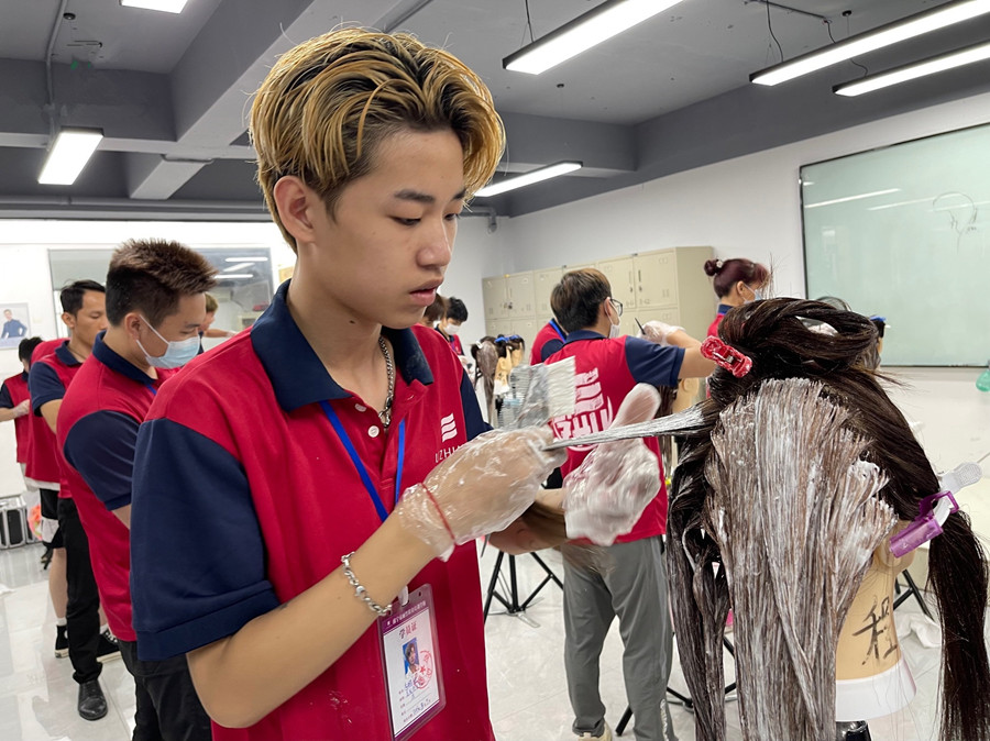 染發(fā)后怎么洗頭？南寧染發(fā)學校告訴你方法