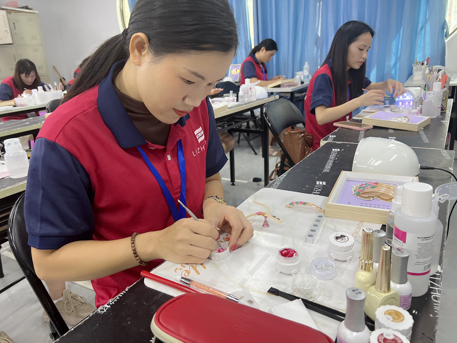 賞析！南寧美甲造型學(xué)校學(xué)員雕花作品