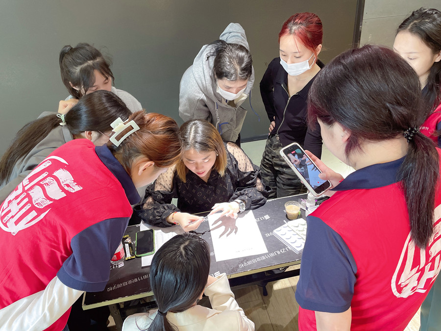 麗竹年終美睫進(jìn)修專場，老師手把手教學(xué)