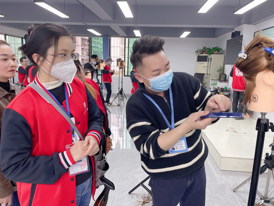 常見(jiàn)的長(zhǎng)發(fā)發(fā)尾修剪方式，廣西女士剪發(fā)教學(xué)