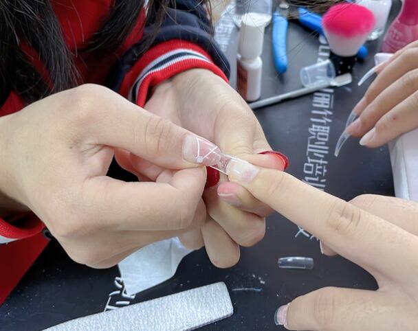 廣西美甲：貼甲片需要照燈嗎？