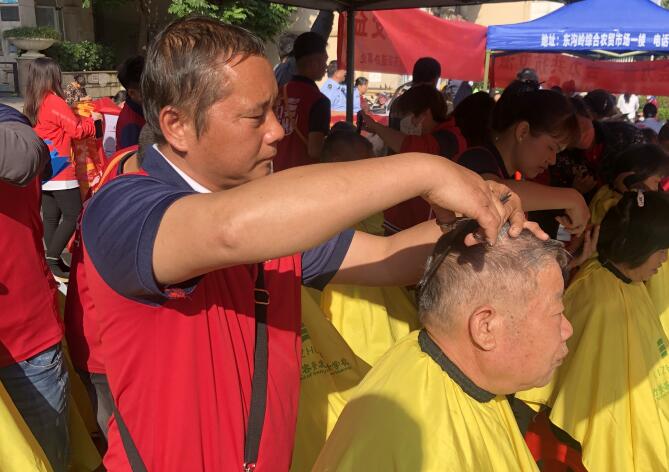 冬日暖陽，廣西美發(fā)理發(fā)學(xué)校小區(qū)免費理發(fā)