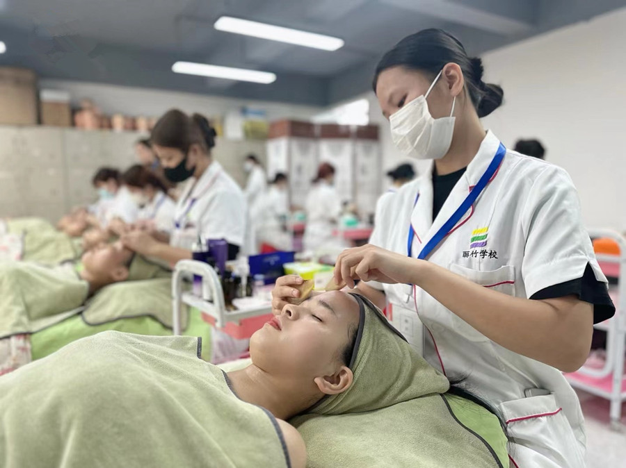 面部刮（sha）痧的教程，?廣西美容皮膚管理學(xué)校學(xué)習(xí)