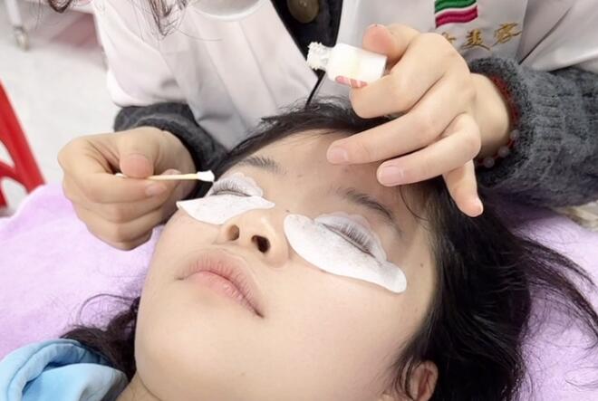 為什么建議你敷眼膜貼？?南寧美容院專業(yè)手法