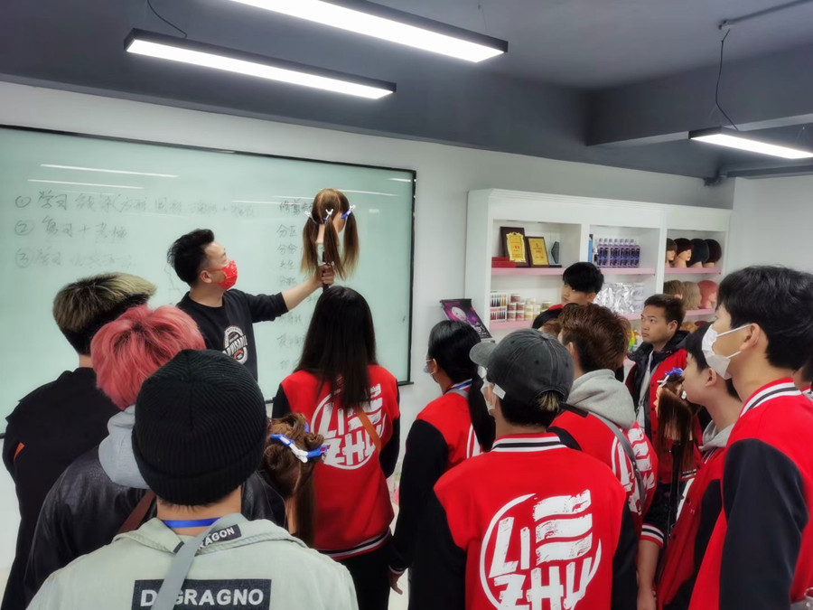 剪女發(fā)的技巧，廣西剪發(fā)理發(fā)學(xué)校課堂