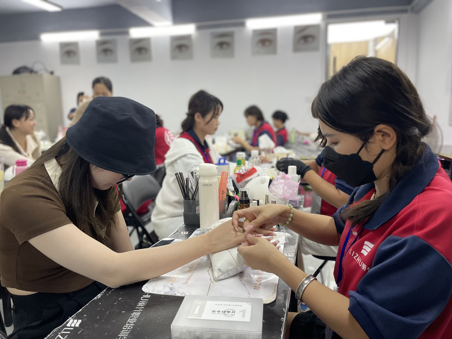 全貼甲片卸甲步驟，廣西美甲學(xué)校在哪里？