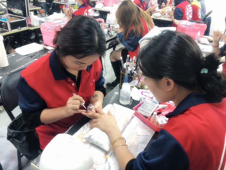 美甲延長(zhǎng)甲的正確卸法，廣西美甲店常用方法