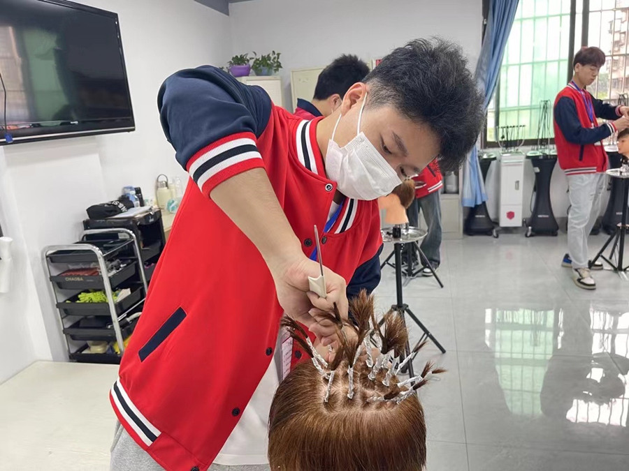 什么是錫紙燙？廣西美發(fā)燙染剪學(xué)校課程講解