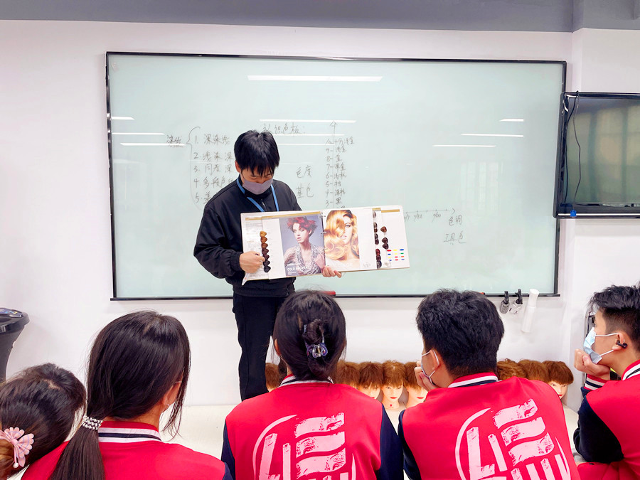 認識染發(fā)系統(tǒng)和色板，南寧學染發(fā)基礎