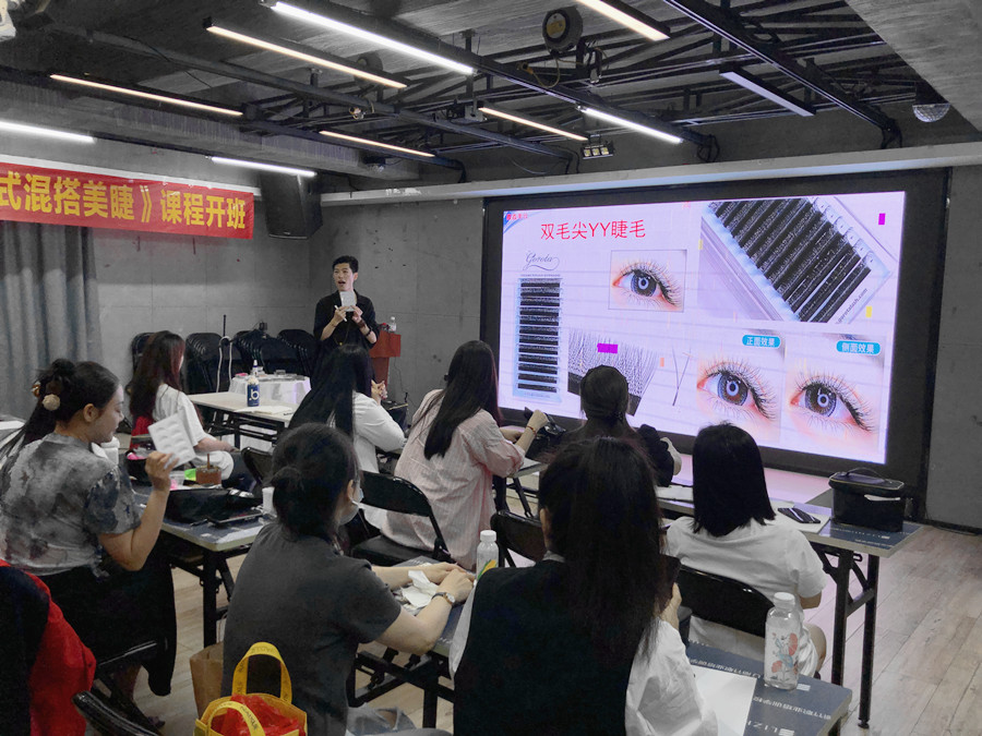南寧美甲美睫培訓學?！痘ㄊ交齑蠲澜蕖氛n程開班