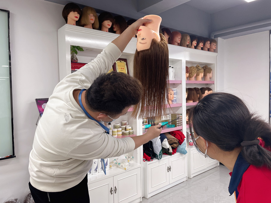 長碎發(fā)怎么剪？南寧剪發(fā)理發(fā)培訓(xùn)學(xué)校課件