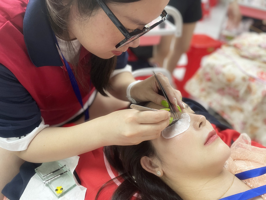 嫁接完睫毛眼睛癢怎么辦？廣西美甲美睫學(xué)校幫你解決