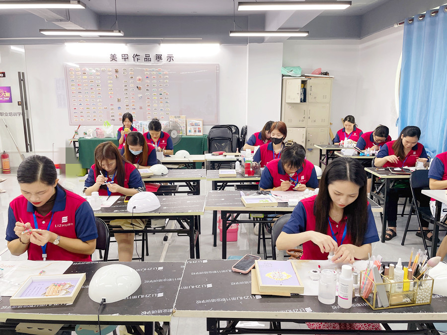 跳色美甲的特點(diǎn)，南寧美甲培訓(xùn)品牌詳解
