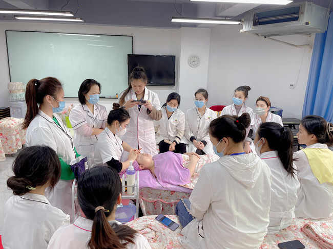 問(wèn)題皮膚夏日護(hù)膚指南，南寧美容養(yǎng)顏學(xué)校分享