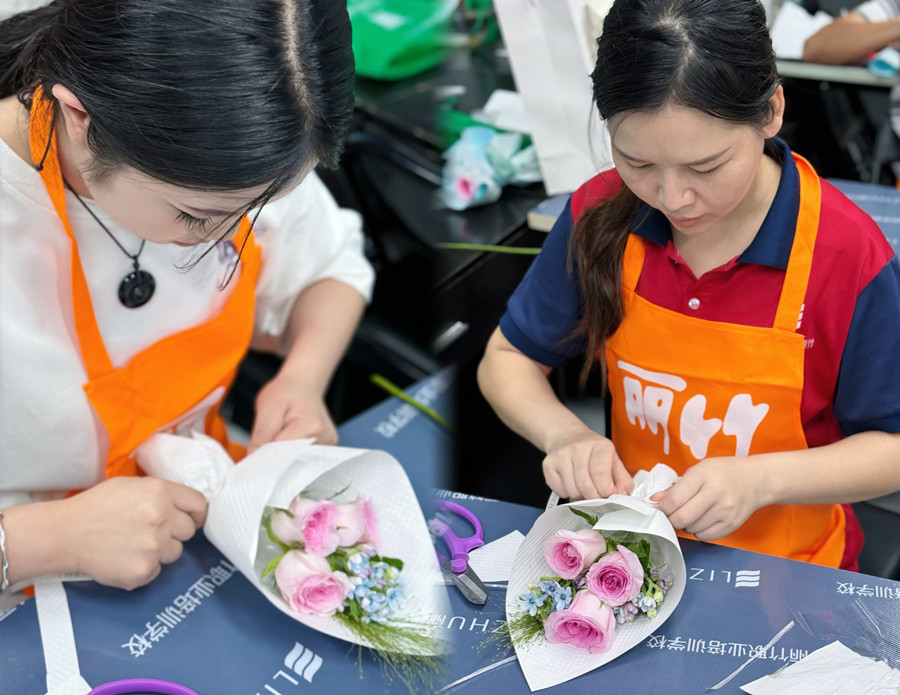 南寧花藝學(xué)校開(kāi)班首日，學(xué)員收獲滿滿