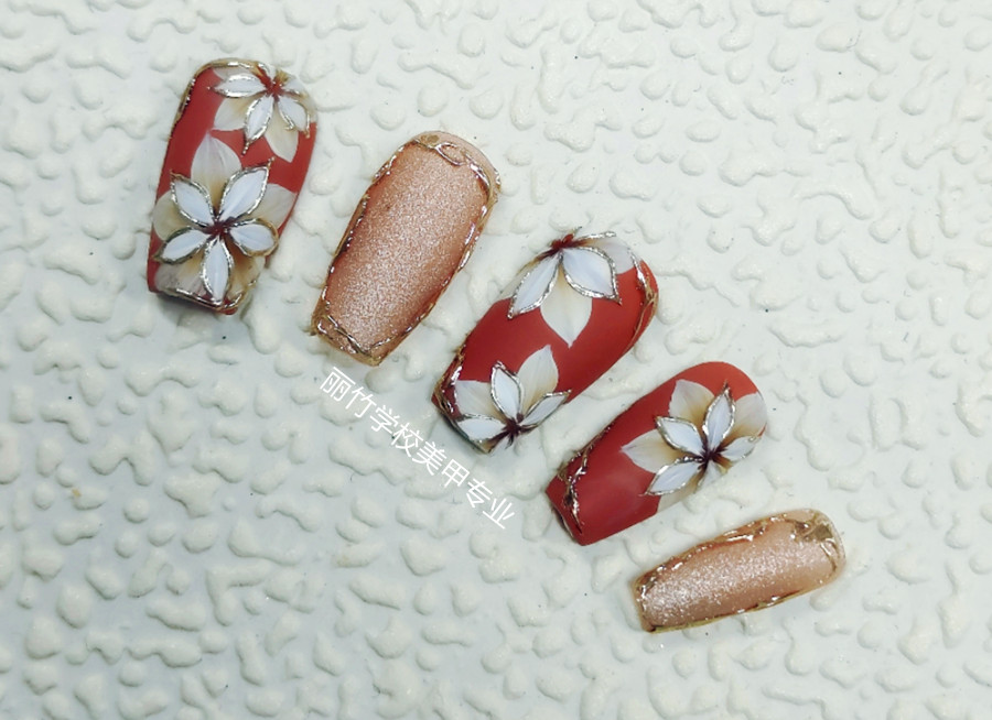 復(fù)古花卉美甲，實(shí)力展示廣西美甲學(xué)校哪家強(qiáng)？
