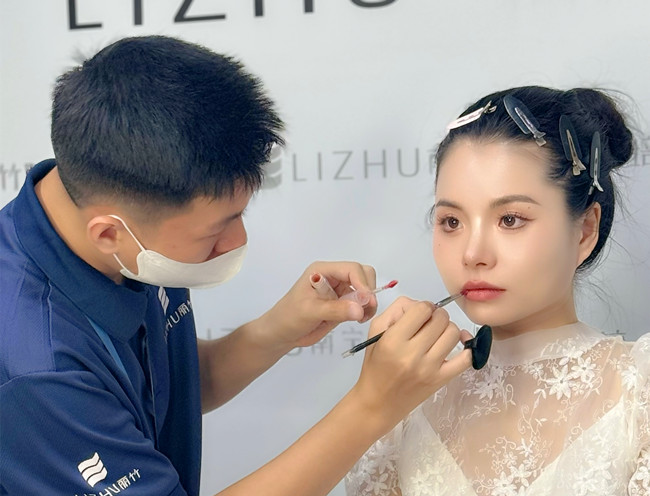 時(shí)尚簡(jiǎn)約新娘造型，南寧新娘化妝造型學(xué)校作品