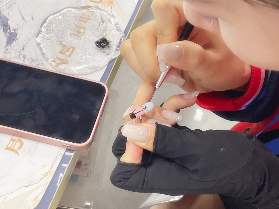 甲片的材質(zhì)和使用時(shí)間限制？南寧美甲進(jìn)修深造培訓(xùn)