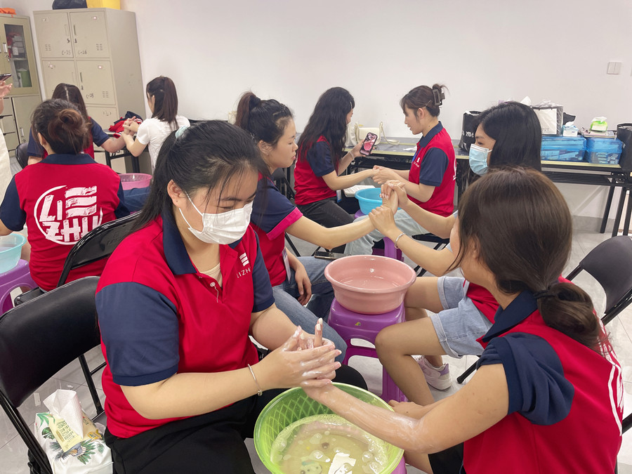 南寧美甲護(hù)理：指甲為什么會(huì)出現(xiàn)白點(diǎn)和豎線？