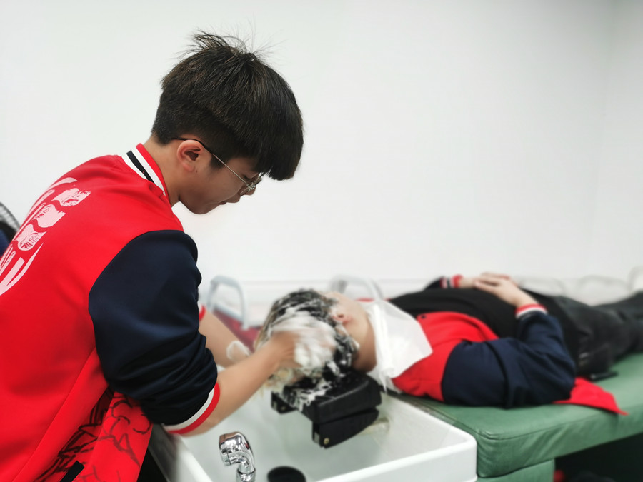 你頭發(fā)掉落的5個(gè)原因，南寧美發(fā)護(hù)發(fā)職校解析