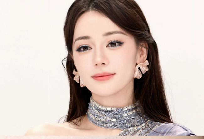 迪麗熱巴仿妝教程，和南寧彩妝高彩培訓(xùn)班一起學(xué)