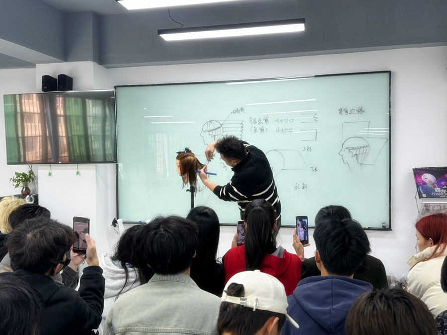 內(nèi)斜手法練習，廣西美發(fā)女士剪發(fā)培訓