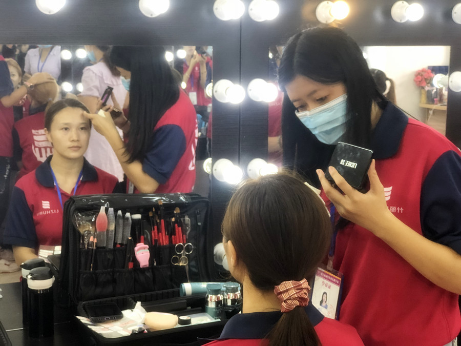 如何打造自然底妝？廣西彩妝教學(xué)基礎(chǔ)
