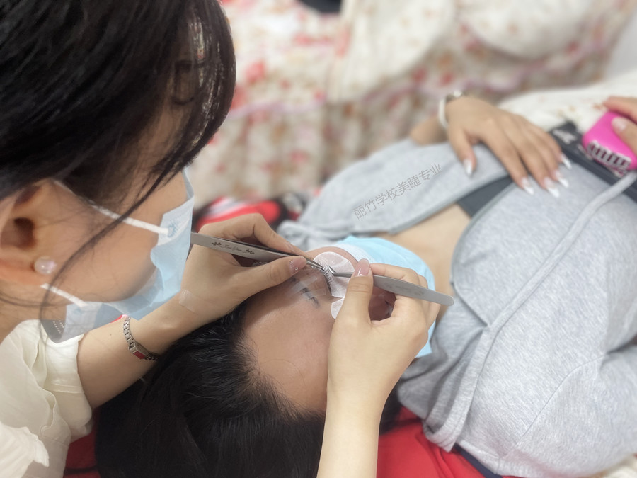 南寧美睫：不同經(jīng)驗的美睫師如何選擇膠水？