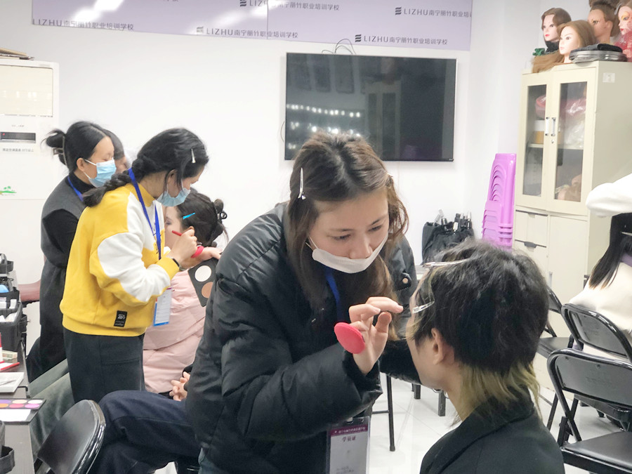 廣西化妝基礎短期：零基礎學化妝入門學什么？