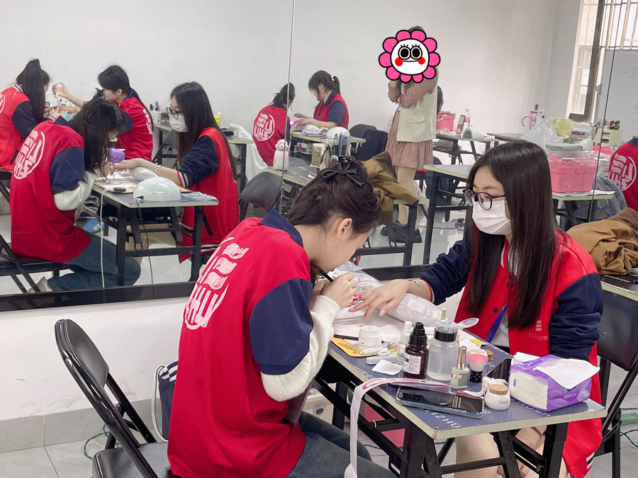 紙托光療延長技巧，廣西美甲專業(yè)教學