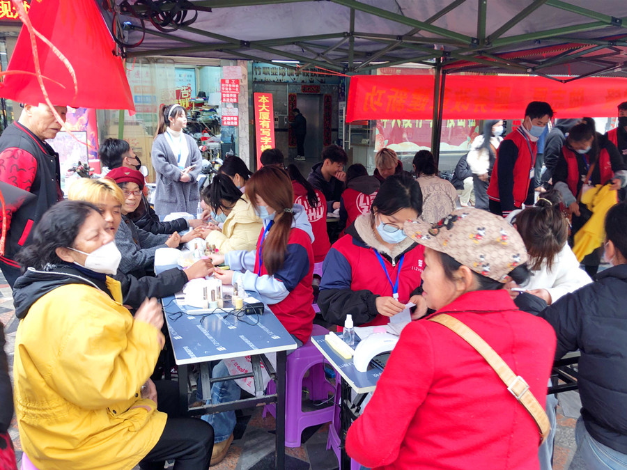 美甲活動免費，南寧美甲造型專業(yè)學校開啟“學雷鋒月”
