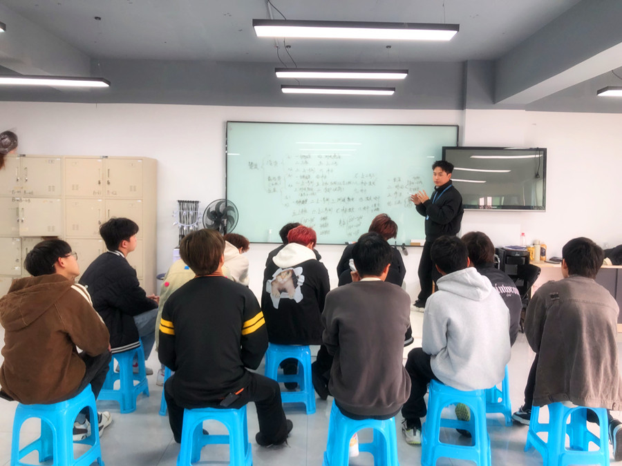 廣西燙發(fā)專業(yè)教案：如何正確蓋白發(fā)？