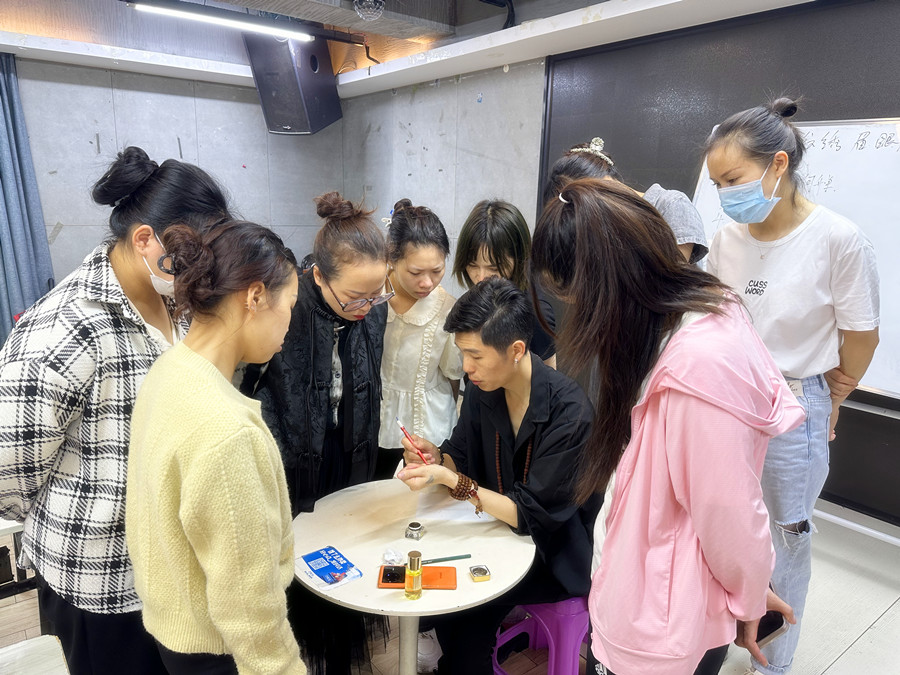 薄唇和厚唇的調(diào)整方法，廣西紋繡進(jìn)修深造培訓(xùn)?
