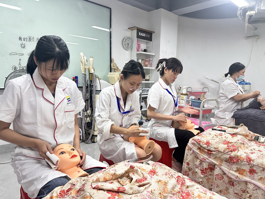 美容新手用假頭模練習(xí)的好處，學(xué)美容0基礎(chǔ)